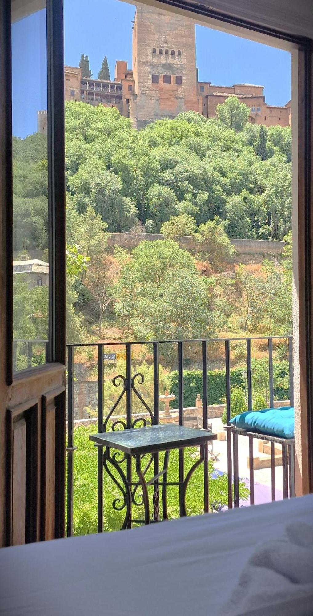 The Nasrid Palace From Your Bed ! Granada Ngoại thất bức ảnh
